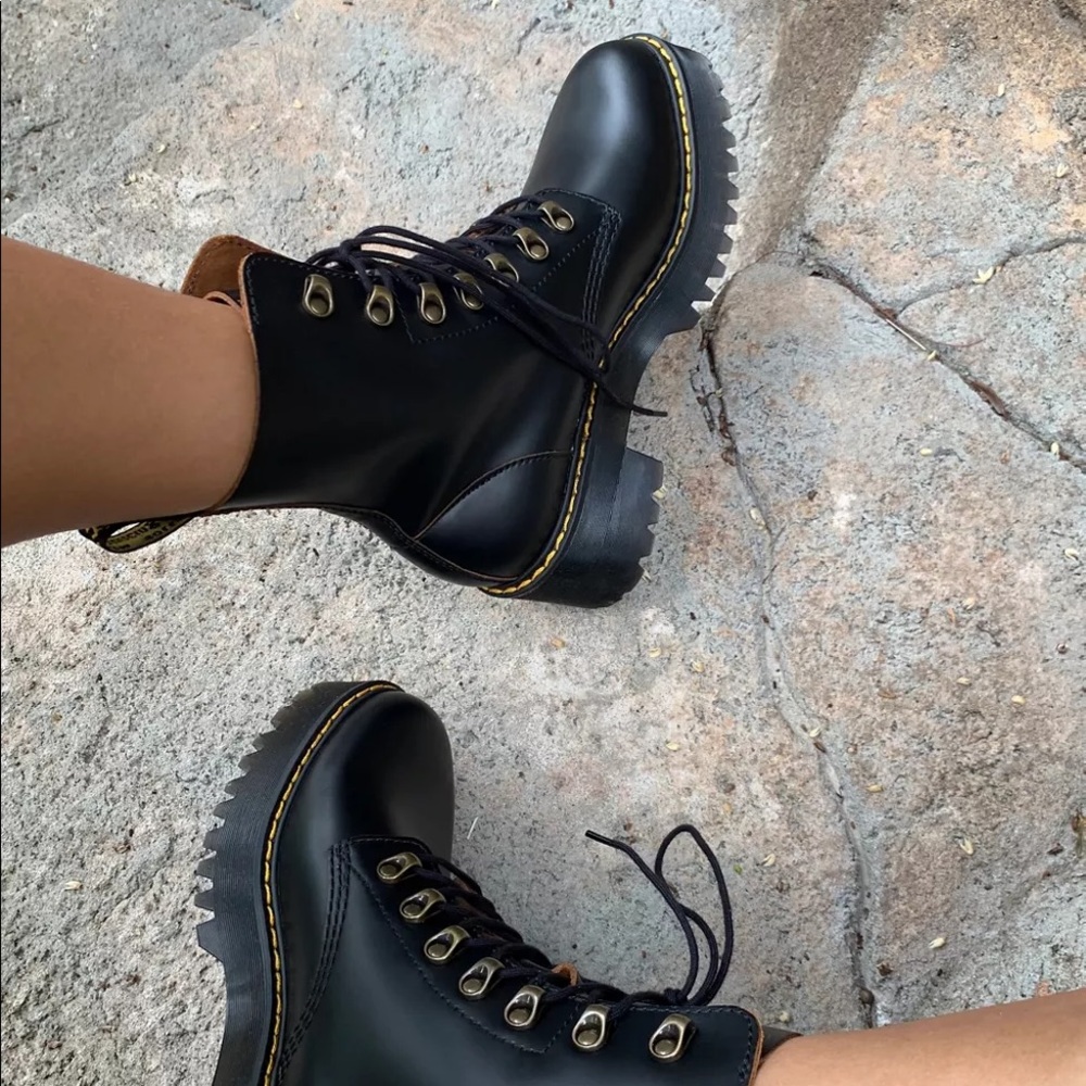 dr martens leona heeled boot